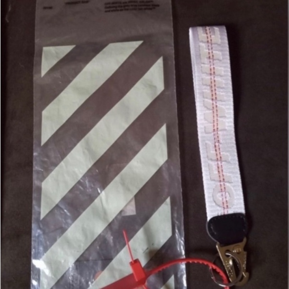 Off-White Key chain w Tag NWT w Bag no Box - Picture 2 of 9